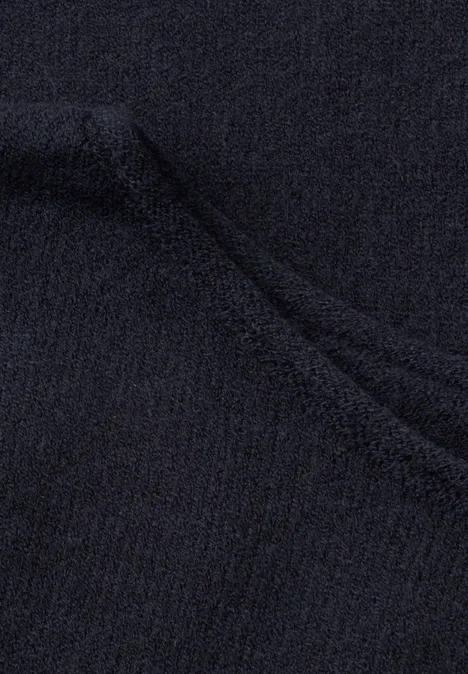 Pullover mit Boat Neck und Rollkanten indigo night Nahaufnahme eines schwarzen Stoffstücks mit Naht und Taschenöffnung.