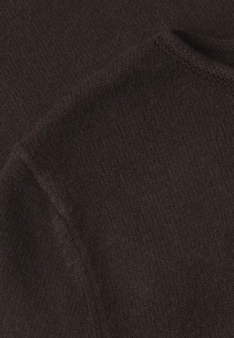 Trui met bootnek en omgeslagen randen black coffee Close-up van een donkerbruine gebreide stof met zichtbare naad.