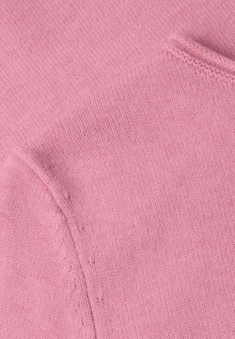Trui met boothals en omgeslagen randen warm blush mel. Close-up van roze sweaterstof met naad en zakdetail.
