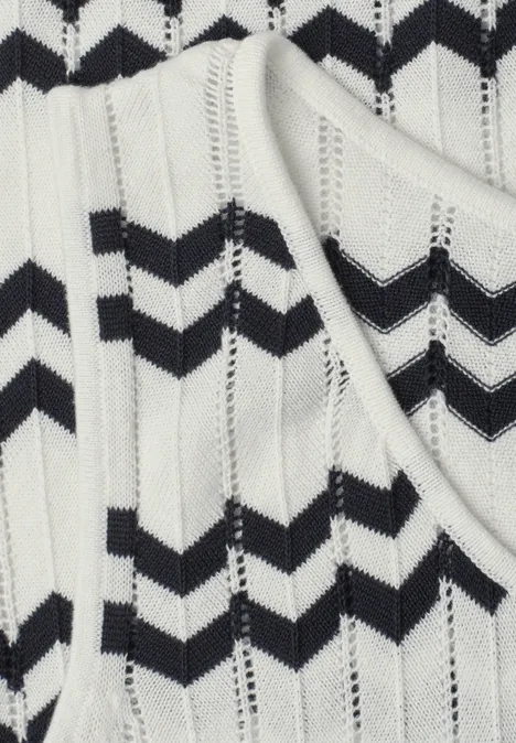 Strick-Top mit Zick-Zack-Muster off white Nahaufnahme eines weißen Stricktops mit schwarzen Zickzackstreifen