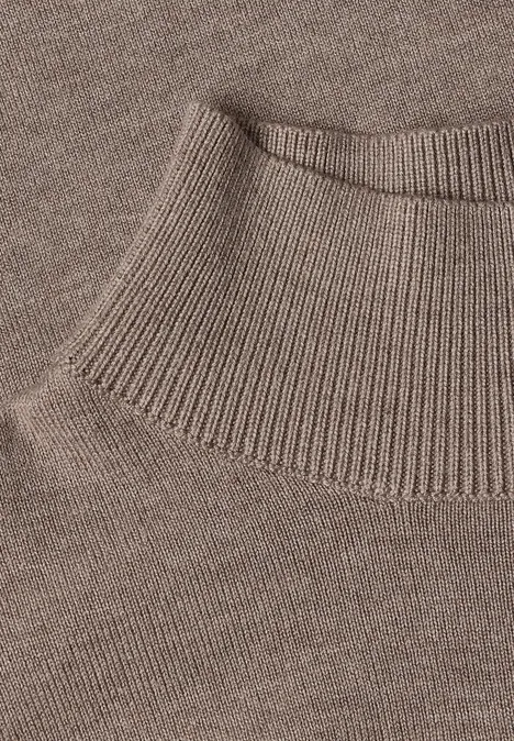 Basic sweter z golfem sanded amber mel. Zbliżenie na brązowy sweter z dzianiny z prążkowanym golfem.