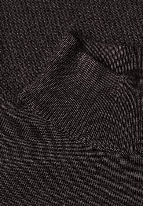Pull basique à col roulé black coffee Gros plan sur le col roulé noir en maille fine.