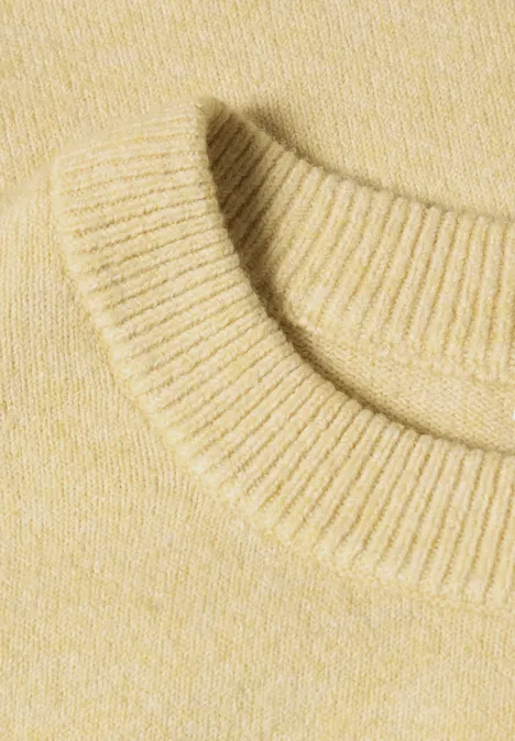 Pull à manches longues, col rond et fronces sunbeam yellow mel. Gros plan sur l'encolure ronde d'un pull en tricot couleur crème