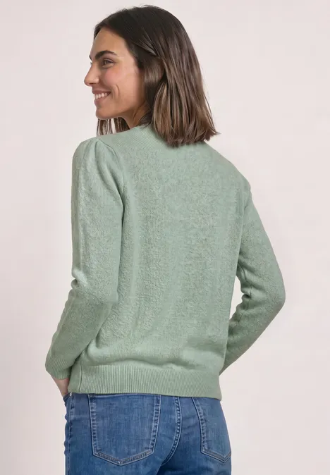 Langarm Pullover mit Rundhals und Raffung eucalyptus green mel. Eine Frau trägt einen grünen Pullover und eine blaue Jeans, steht seitlich und lächelt.