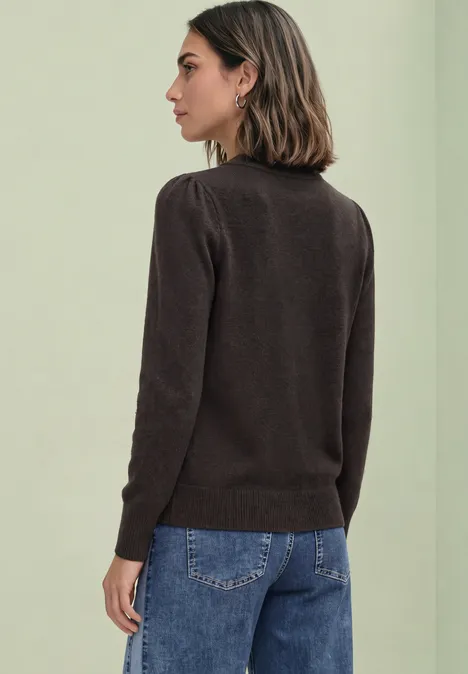 Pull à manches longues, col rond et fronces black coffee mel. Femme vue de dos/de profil, portant un pull marron et un jean sur fond clair.
