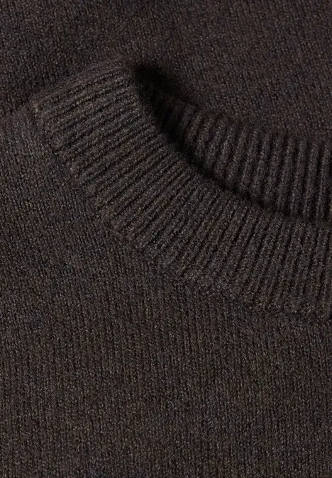 Pull à manches longues, col rond et fronces black coffee mel. Gros plan d’un pull en tricot brun à col rond et maille fine.