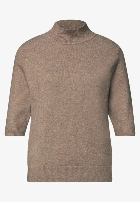 Brauner Rollkragenpullover mit halblangen Ärmeln