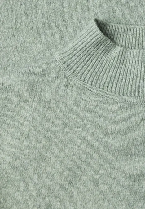 Kurzarm Pullover mit Turtle Neck eucalyptus green mel. Hellgrüner, fein gestrickter Pullover mit Rundhals und Rippenstrickkragen.