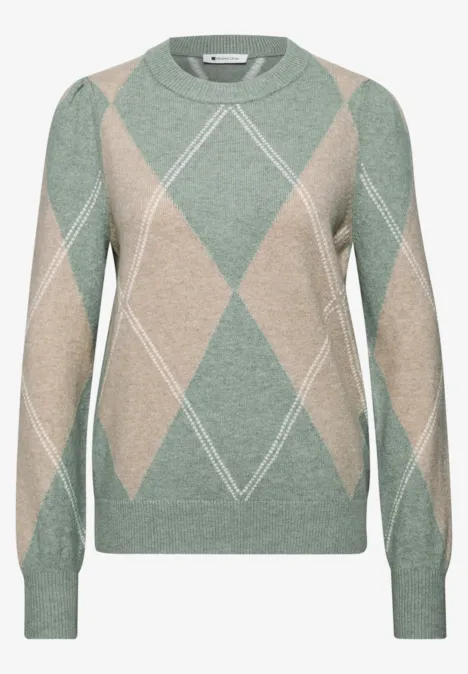 Fijngebreide trui in groen en beige met klassiek ruitpatroon.