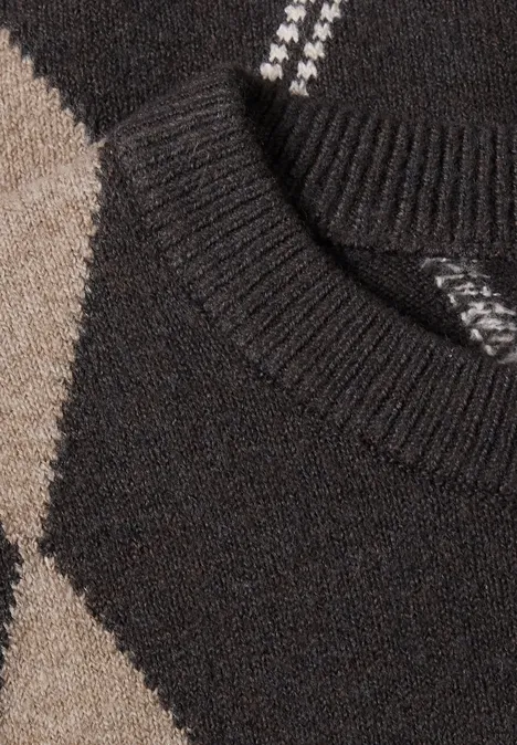 Pullunder mit Rundhals und Argyle-Muster sanded amber mel. Nahaufnahme eines grob gestrickten Pullovers mit Rautenmuster in Schwarz und Beige.