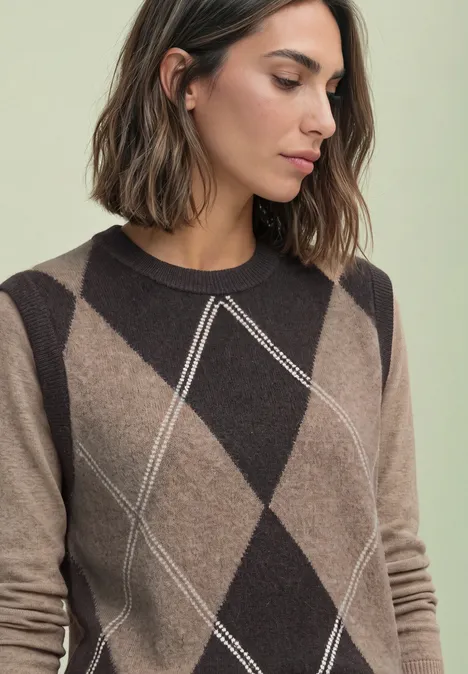 Pullunder mit Rundhals und Argyle-Muster sanded amber mel. Eine Frau mit kurzem Haar trägt einen braunen Pullover mit Argyle-Rautenmuster.