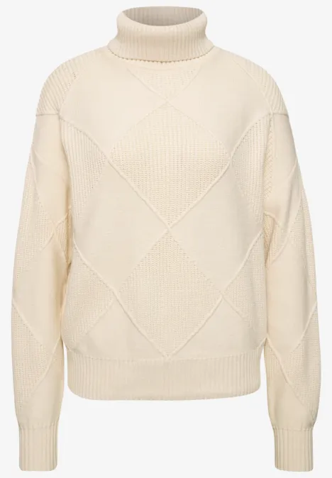 Beiger Rollkragenpullover mit Rautenmuster aus weichem Strick.