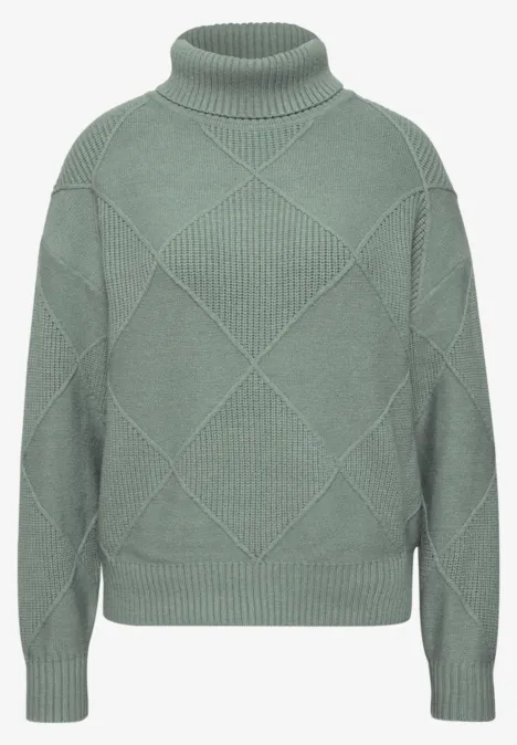 Grauer Strickpullover mit hohem Rollkragen und Rautenmuster.
