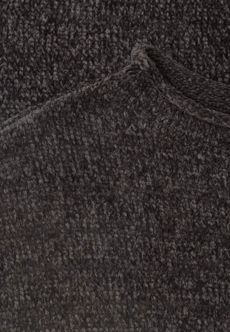 Chenille-Pullover mit U-Boot-Ausschnitt black coffee Nahaufnahme eines dunkelgrauen, weichen Strickstoffs in leichter Faltung