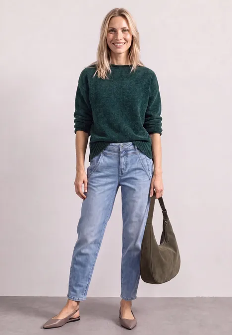 Chenille-Pullover mit U-Boot-Ausschnitt shadow teal Eine lächelnde Frau trägt grünen Pullover, blaue Jeans und hält eine olivgrüne Tasche in der Hand.