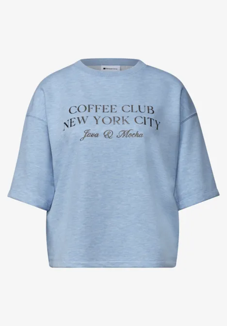 Hellblaues T-Shirt mit Aufschrift 'COFFEE CLUB NEW YORK CITY Jean & Mote' vorne.