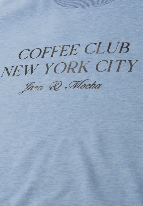 Hellblaues T-Shirt mit schwarzem Aufdruck 'COFFEE CLUB NEW YORK CITY Java & Mocha'.