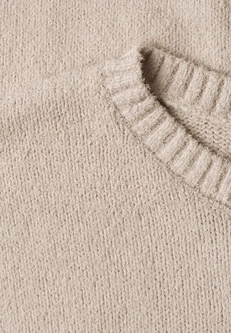 Pull sans manches à col rond light sepia sand Nahaufnahme eines beige gestrickten Pullovers mit geripptem Kragen