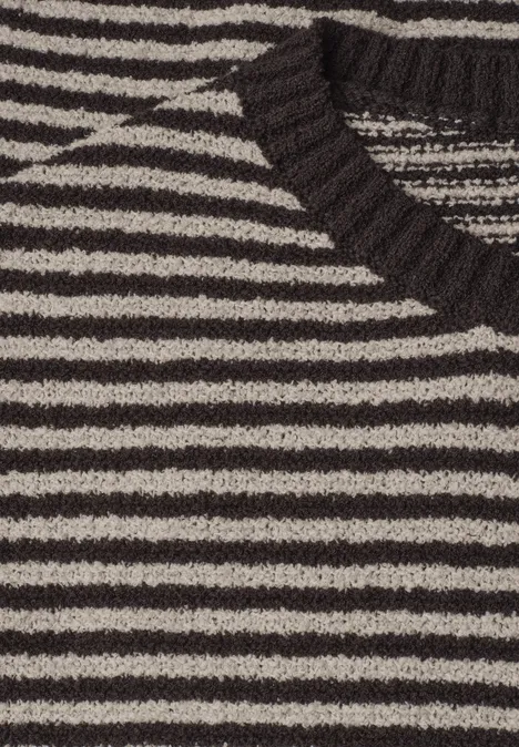 Nahaufnahme eines schwarz-grauen, gestreiften Strickpullovers mit Rundhalsausschnitt.