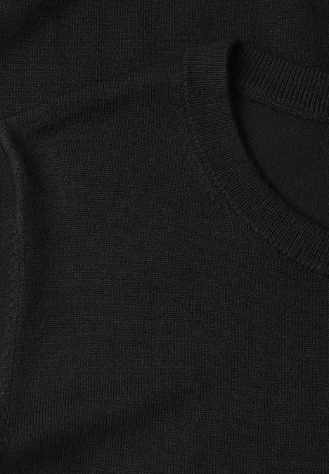 Nahaufnahme eines schwarzen T-Shirts.