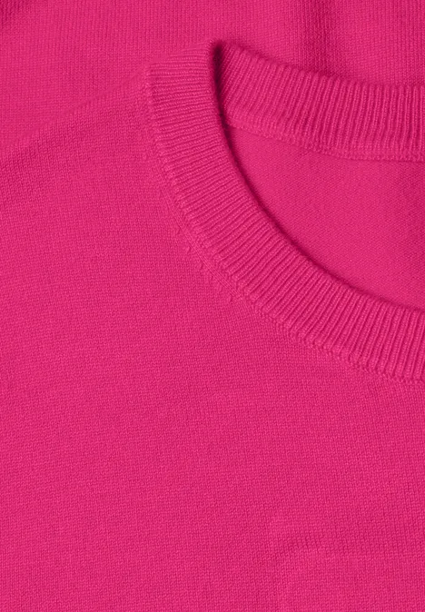 Pull à manches courtes et col rond, de couleur unie magenta dream Nahaufnahme eines pinken T-Shirt-Kragens mit feiner Rippstruktur und Saumnaht.