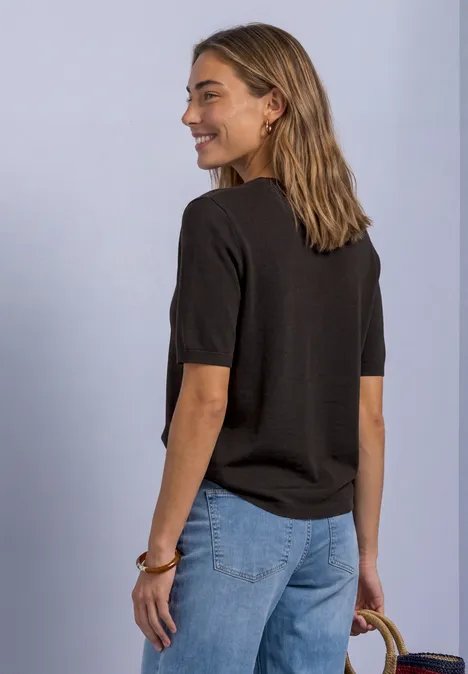 Kurzarm Pullover mit Rundhals in Unifarbe black coffee Frau von hinten in schwarzem T-Shirt, blauen Jeans und Strohtasche, die lächelnd zur Seite blickt