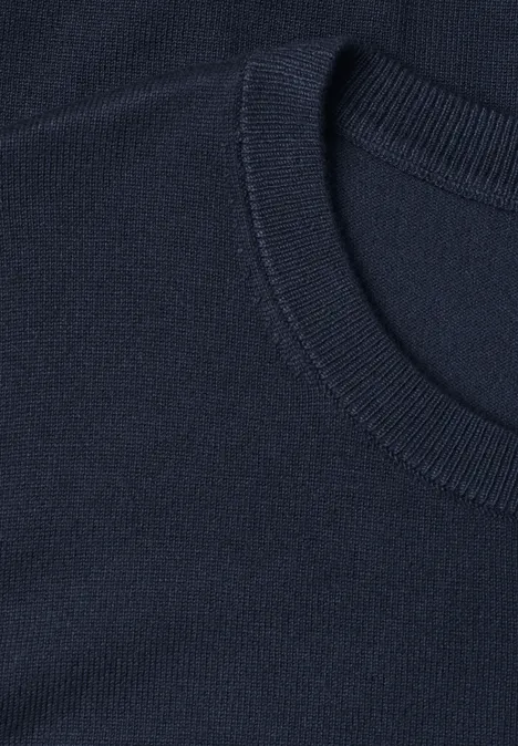 Nahaufnahme eines marineblauen Rundhalsausschnitts aus feinem Strickstoff.