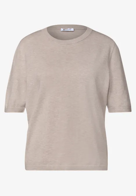 Ein schlichtes beige Kurzarm-Pullover-Shirt mit Rundhalsausschnitt und lockerem Schnitt.
