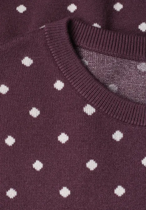 Kurzarm Pullover mit Rundhals und Muster rustic rouge Nahaufnahme eines violetten Pullovers mit weißen Punkten.