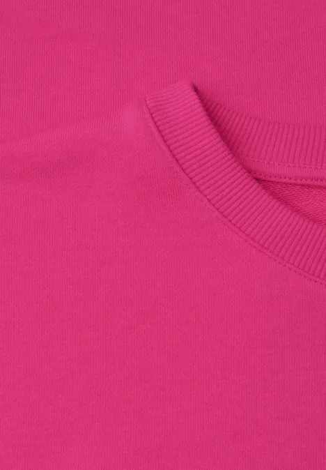 Zbliżenie różowego t-shirtu z okrągłym dekoltem.