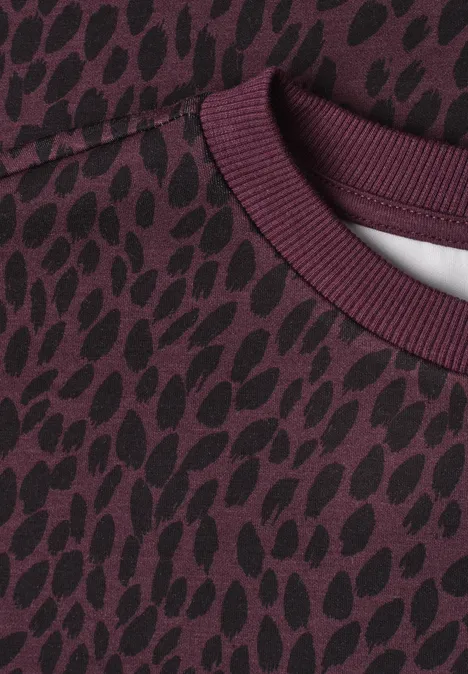 Kurzarm Sweatshirt mit Rundhals rustic rouge Nahaufnahme eines bordeauxfarbenen Pullovers mit dunklem, organischem Fleckenmuster.