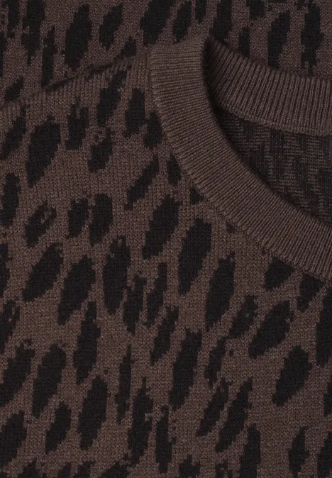 Jacquard Pullover mit Rundhals und Leo-Muster molten earth Braunes Strickshirt mit schwarzem Leopardenmuster, Detail des Rundhalsausschnitts.