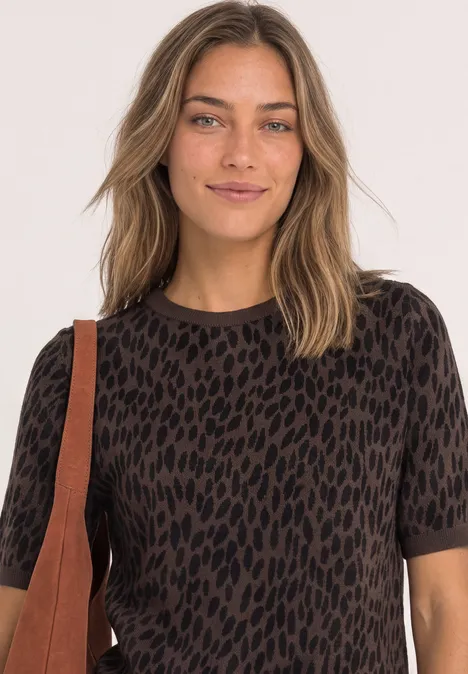 Jacquard Pullover mit Rundhals und Leo-Muster molten earth Eine Frau mit langen Haaren trägt ein kurzärmeliges, braun-schwarz gemustertes Shirt und eine Schultertasche.