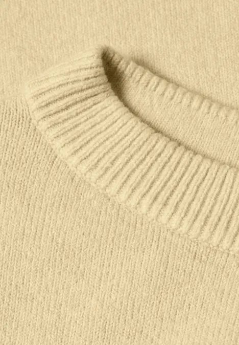 Trui met lange mouwen en boothals sunbeam yellow mel. Nahaufnahme eines beigen Strickpullover-Kragens aus weicher Wolle.