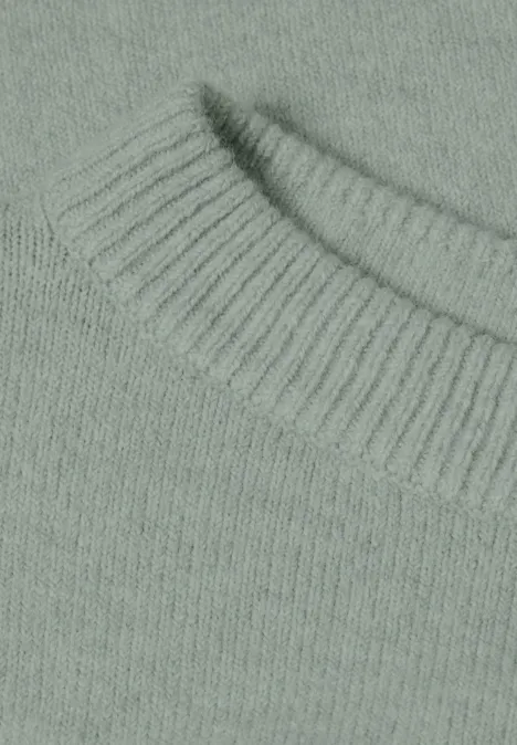 Trui met lange mouwen en boothals eucalyptus green mel. Nahaufnahme eines hellgrün-grauen Strickpullovers mit rundem, geripptem Kragen.