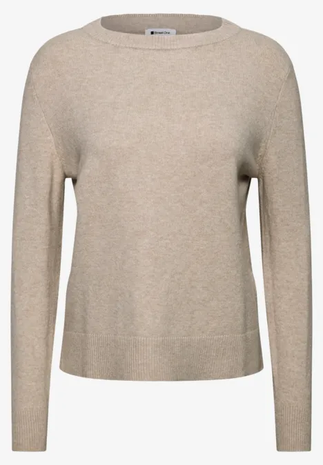 Beige trui met ronde hals en lange mouwen.