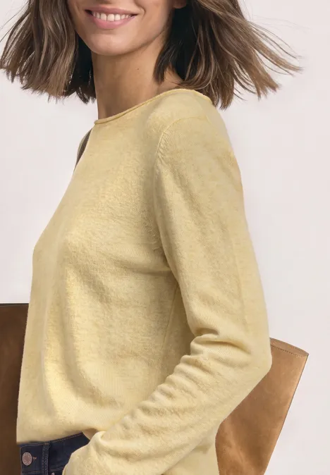 Pullover mit Boat Neck und Rollkanten sunbeam yellow mel. Seitliche Ansicht einer Frau in hellgelbem Pullover, entspannt lächelnd im lässigen Casual-Look.