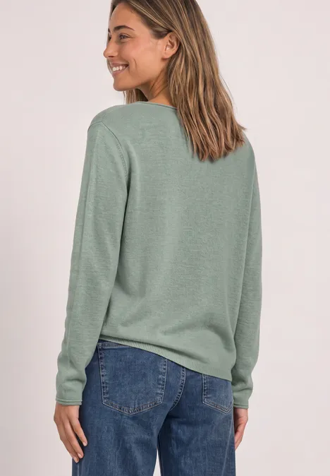 Pullover mit Boat Neck und Rollkanten eucalyptus green mel. Rückenansicht einer Frau in grünem Pullover und Jeans.