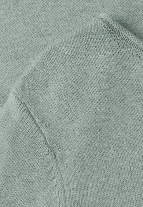 Pullover mit Boat Neck und Rollkanten eucalyptus green mel. Naheinstellung eines hellgrünen gestrickten Kleidungsstücks mit Naht