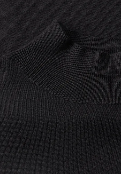 Pull basique à col roulé Black Nahaufnahme eines schwarzen Pullovers mit geripptem Rollkragen