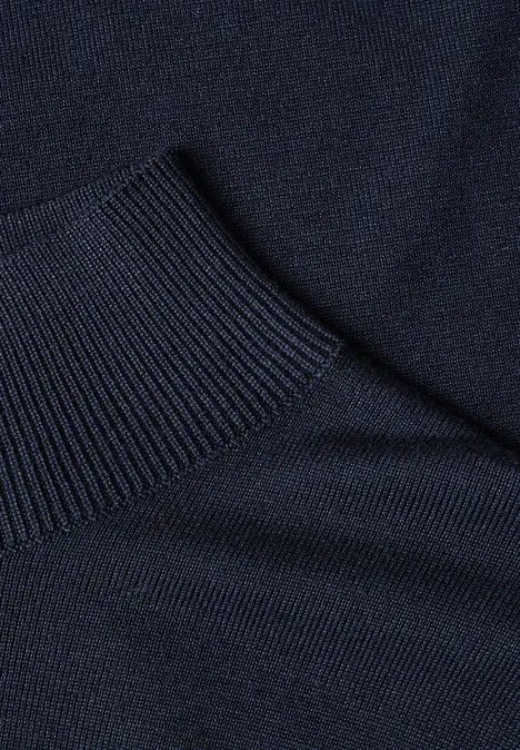 Basic sweter z golfem darkest blue Zbliżenie na granatowy dzianinowy materiał z prążkowanym brzegiem.