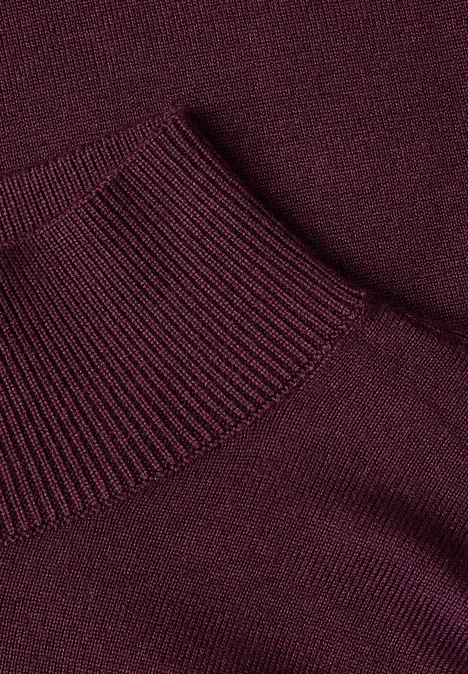 Basic sweter z golfem berry maroon Zbliżenie fioletowego swetra z prążkowanym kołnierzem.