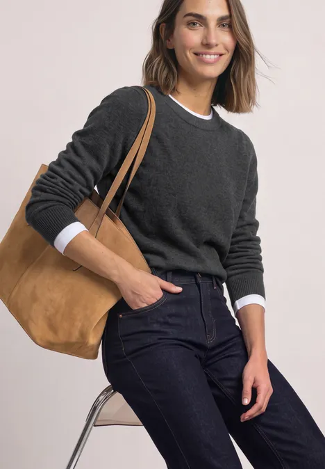 Langarm Pullover mit Rundhals und Raffung armor grey mel. Frau in grauem Pullover und Jeans, trägt eine braune Tasche