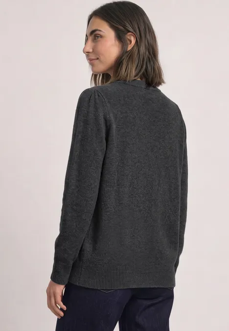Langarm Pullover mit Rundhals und Raffung armor grey mel. Frau im Profil mit grauem Pullover und blauer Jeans vor hellem Hintergrund.