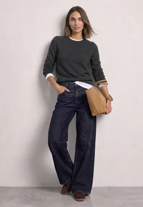 Langarm Pullover mit Rundhals und Raffung armor grey mel. Frau trägt dunkelgrauen Pullover über weißem Hemd, weite Jeans, braune Loafer und sandfarbene Umhängetasche.