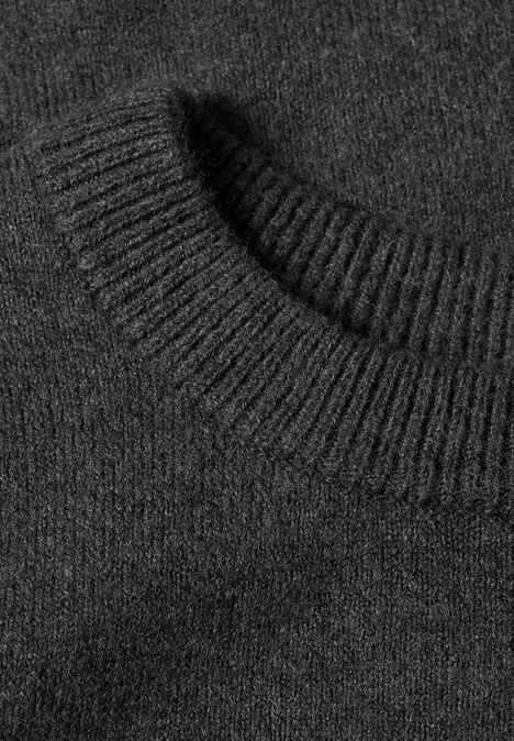 Langarm Pullover mit Rundhals und Raffung armor grey mel. Nahaufnahme eines dunkelgrauen Strickpullovers mit geripptem Rundhalsausschnitt.