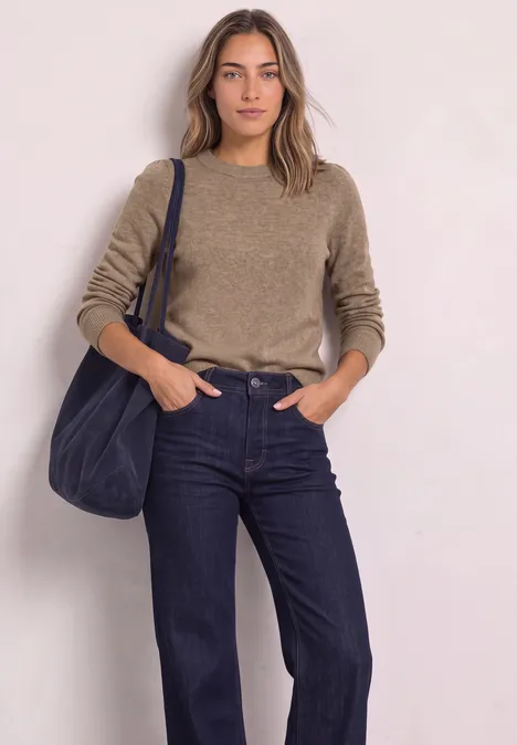 Langarm Pullover mit Rundhals und Raffung sanded amber mel. Frau in beigem Pullover und dunklen Jeans mit blauer Schultertasche vor hellem Hintergrund.