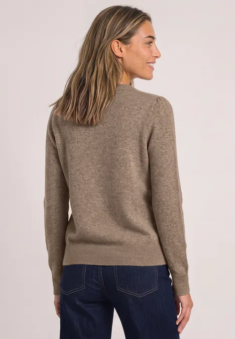 Langarm Pullover mit Rundhals und Raffung sanded amber mel. Frau von hinten in braunem Pullover und Jeans vor hellem Hintergrund.