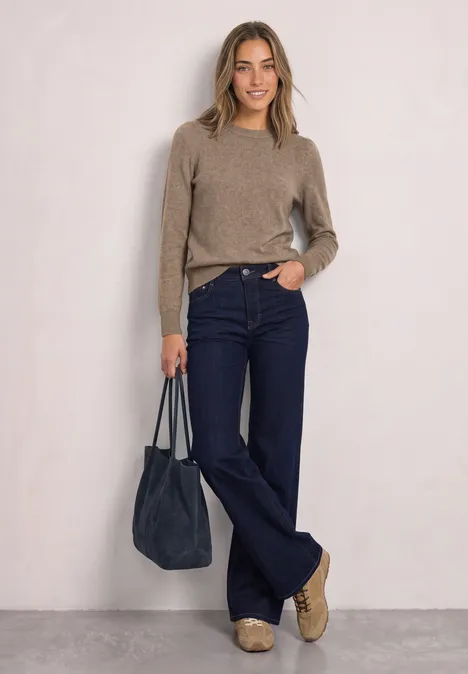 Langarm Pullover mit Rundhals und Raffung sanded amber mel. Frau in beigem Pullover, blauen Jeans und braunen Stiefeln mit großer Tasche vor hellem Hintergrund.