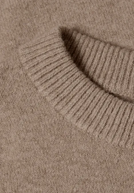 Langarm Pullover mit Rundhals und Raffung sanded amber mel. Detailaufnahme eines braunen Strickpullovers mit Rundhalsausschnitt.